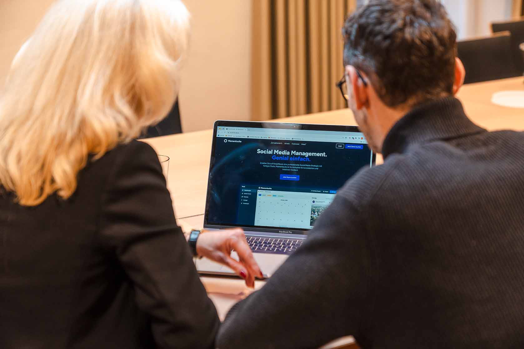 Die Gründer von SDS Mind schauen in Ihr KI-Tool Momentsuite