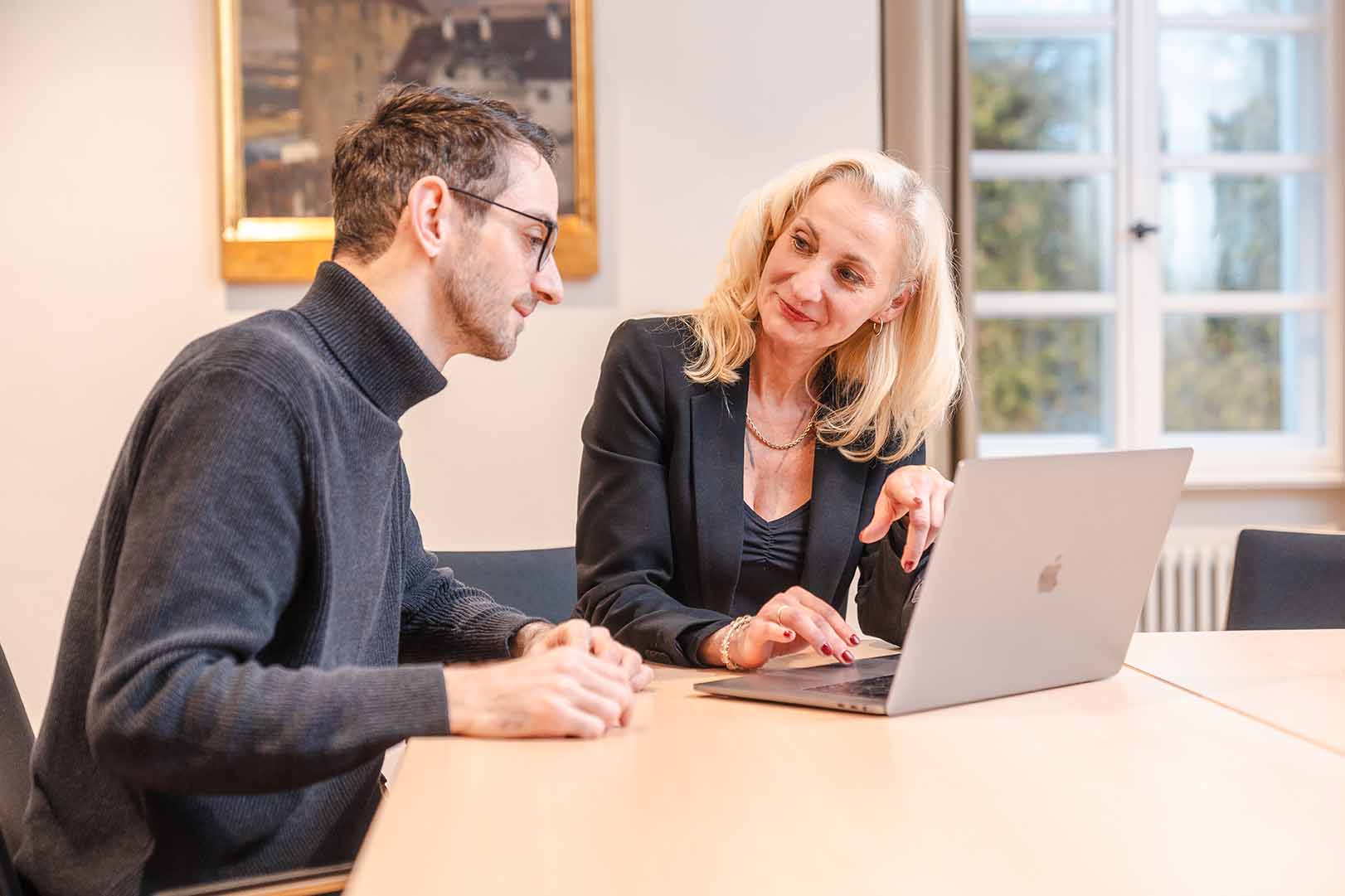 Die Gründer von SDS Mind (Yvonne Dachs-Stoffel und Nikolai Schöbel) bei der Besprechung